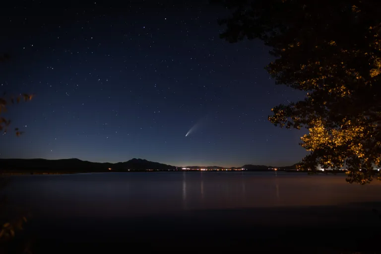 ภาพถ่ายดาวหาง NEOWISE ที่เดินทางผ่านเข้ามาในระบบสุริยะชั้นในในช่วงปี 2020