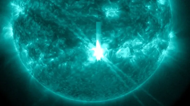 On Oct. 3, the sun released the most powerful solar flare this solar cycle, a colossal X9.05 eruption - and it's heading for Earth. ภาพจาก NASA, SDO and the AIA, EVE, and HMI science teams, helioviewer.org