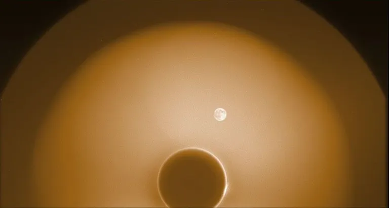ภาพถ่ายอุปราคาจากโลกบดบังดวงอาทิตย์ และมีดวงจันทร์อยู่ในภาพ จาก PUNCH ภาพจาก NASA