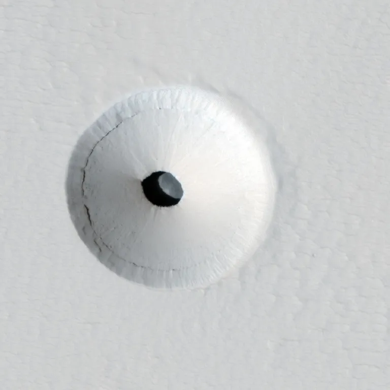 ภาพถ่ายหลุมยุบบนพื้นผิวของดาวอังคารบริเวณภูเขาไฟ Pavonis Mons คาดว่าเป็นโพรงที่เกิดจากการไหลของลาวา