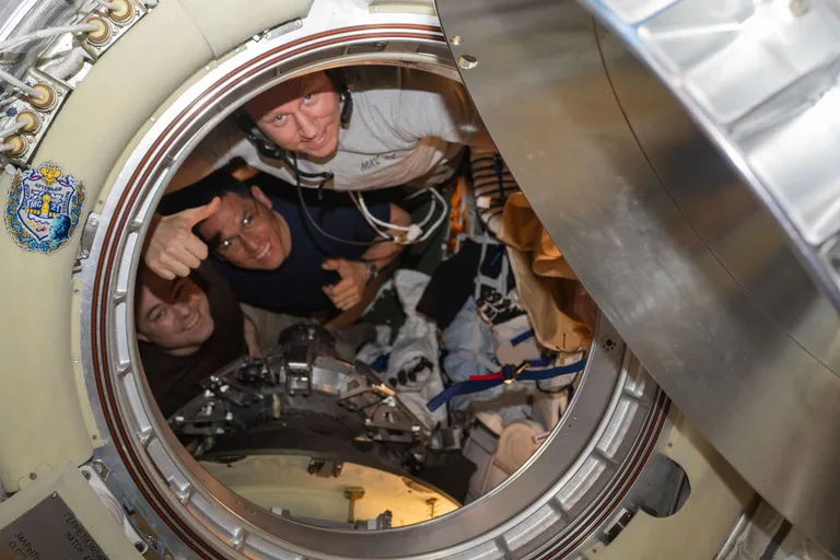 ภาพถ่ายนักบินอวกาศ Sergey Prokopyev, Dmitry Petelin, และ Francisco Rubio ถ่ายรูปร่วมกันในยาน Soyuz MS-23 ที่จะพาพวกเขากลับโลก