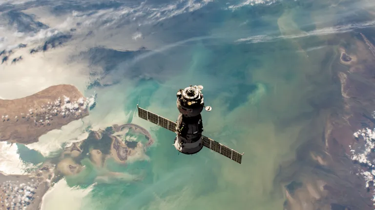 ภาพถ่ายยาน Soyuz MS-23 ขณะเข้าเทียบท่าของสถานีอวกาศนานาชาติเพื่อมารับนักบินอวกาศทั้งสาม
