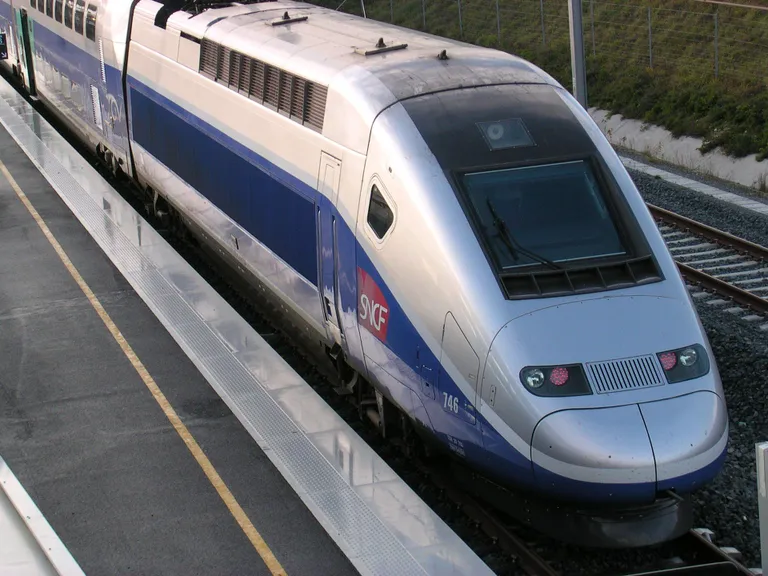 ภาพรถไฟฟ้าความเร็วสูง TGV รุ่น duplex รถไฟฟ้าความเร็วสูงของฝรั่งเศสที่ไม่ได้มีรูปร่างหัวขบวนเหมือนกับรถไฟชินคันเซ็น ภาพจาก Jérôme IBY