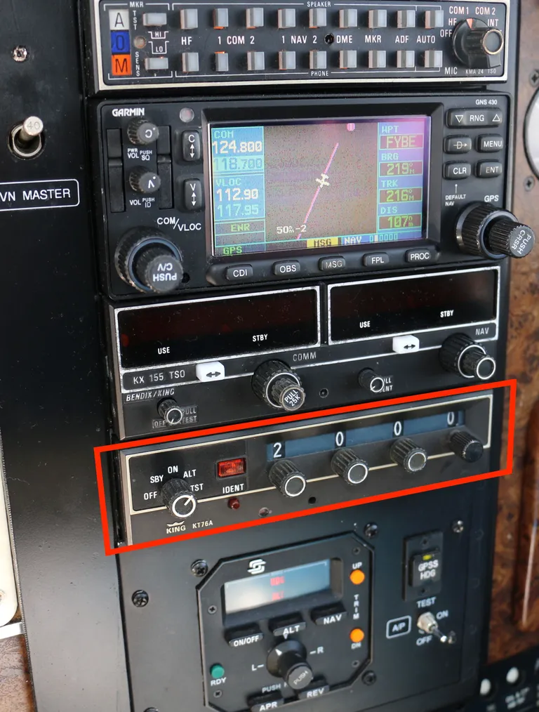 เครื่องรับส่งสัญญาณวิทยุหรือ Transponder ซึ่งใช้กันอย่างแพร่หลายในการสื่อสารด้วยวิทยุในอากาศยาน