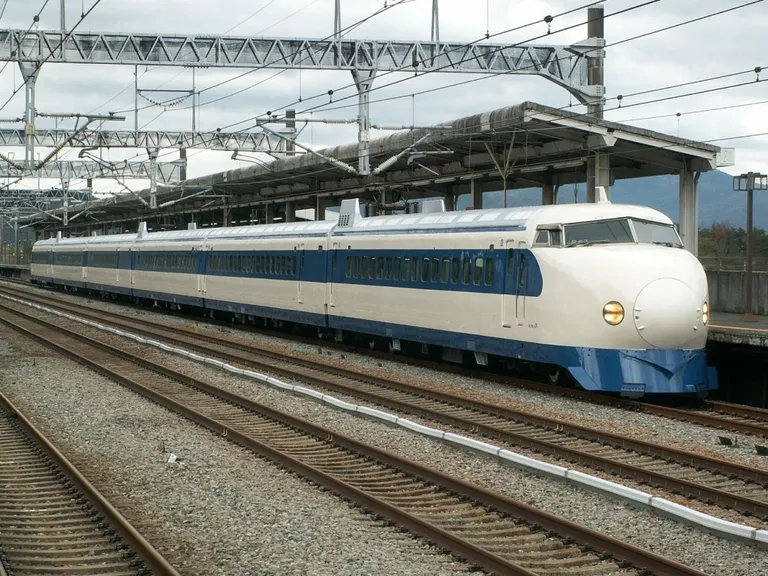 ภาพรถไฟชินคันเซ็นรุ่นแรก Type 0 ที่มีรูปร่างของหัวขบวนคล้ายหัวกระสุน ภาพจาก ナダテ