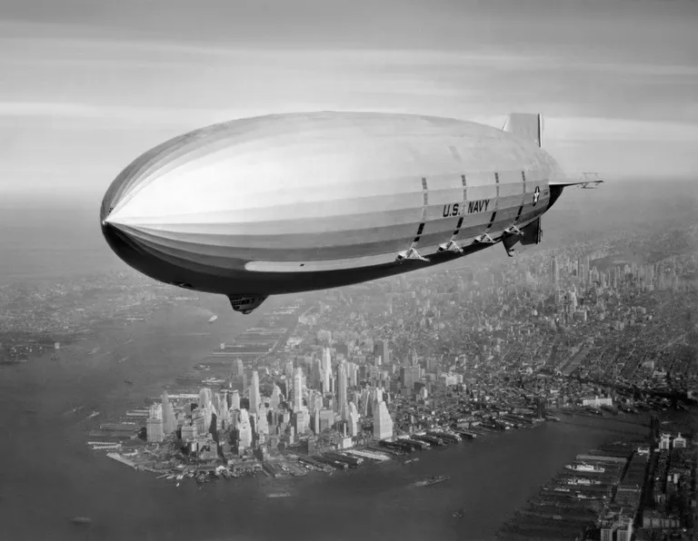 เรือเหาะ USS Macon เหนือเมืองแมนฮัตตันในปี 1933