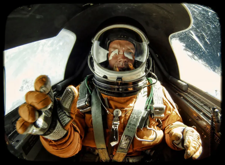 ภาพนักบิน U-2 ขณะส่วมใส่ชุดความดันภายในเครื่องบิน U-2