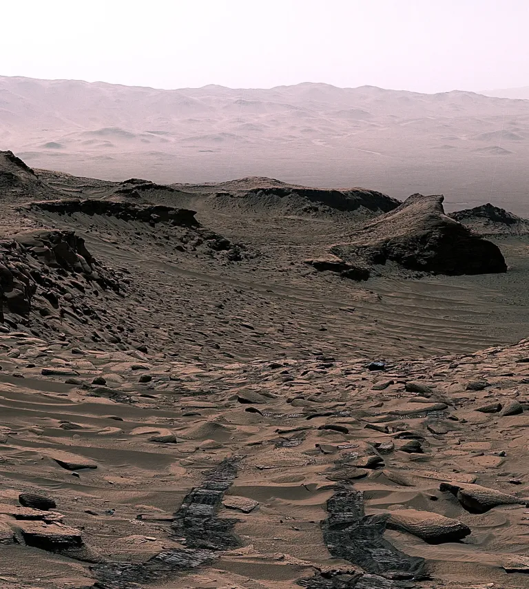 ภาพถ่ายบริเวณโดยรอบของ Ubajara จุดที่หุ่นยนต์ Curiosity เก็บตัวอย่างขึ้นมาวิเคราะห์ด้วยรังสีเอกซ์ด้วยเครื่อง CheMin