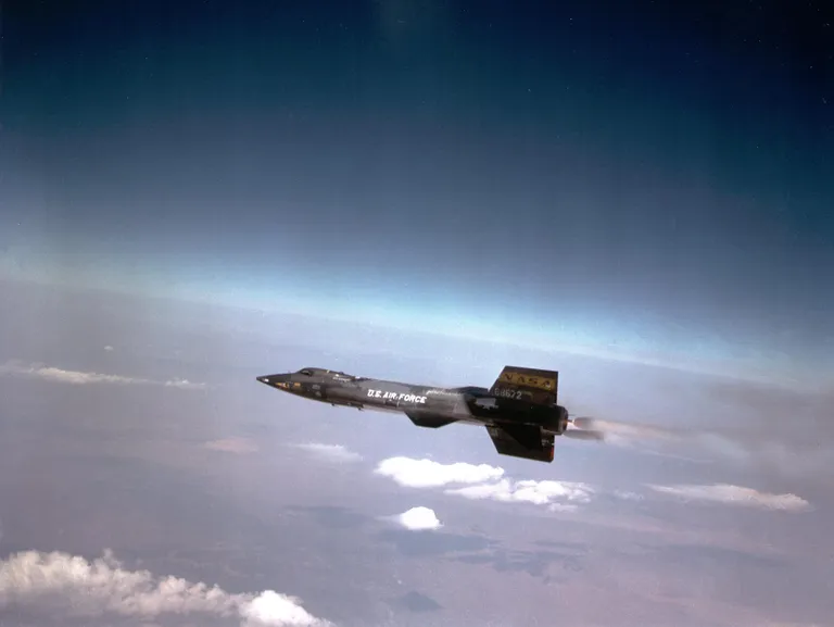 เครื่องบิน X-15 หลังจากแยกตัวออกจากเครื่องบินแม่ B-52 Stratofortress