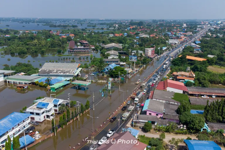 แฟ้มภาพ น้่ำท่วมอ่างทอง ถนน 3064 เมื่อวันที่ 19 ตุลาคม 2022