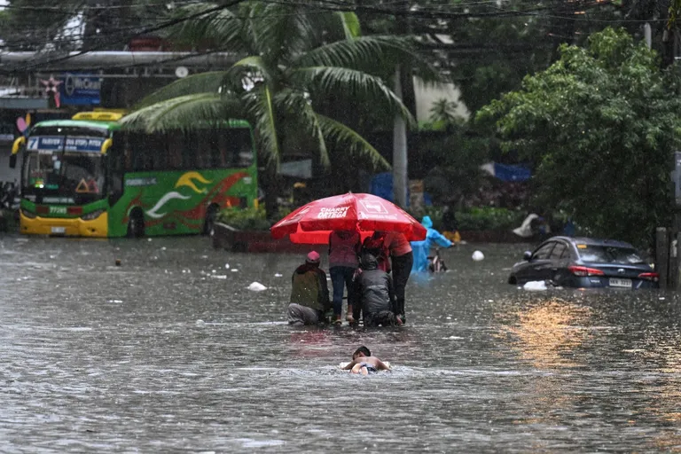 น้ำท่วมฟิลิปปินส์ ภาพจาก Ted ALJIBE,Jam STA ROSA / AFP