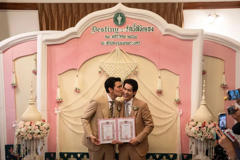 สมรสเท่าเทียม พอร์ช-อาม ภาพจาก : AFP