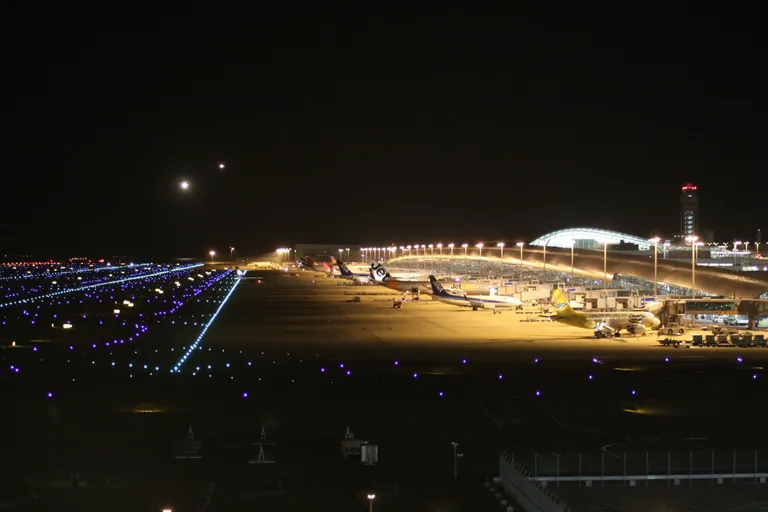ภาพถ่ายสนามบินคันไซในยามค่ำคืน ภาพจาก aeroprints.com