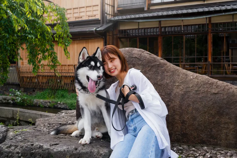asia-woman-walking-her-husky-dog-outdoors