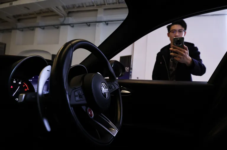 การควบคุมรถด้วยเทคโนโลยีติดตามสายตาผู้ใช้ (eye tracking).jpg