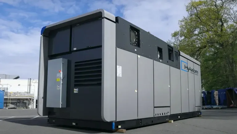 ภาพถ่ายเครื่องผลิตพลังงานไฟฟ้าจาก fuel cell ของบริษัท Hyaxiom ซึ่งกำลังจะถูกพัฒนาเป็นแบตเตอรี่กักเก็บพลังงานสำหรับพลังงานทดแทน ภาพจาก HyAxiom Inc.