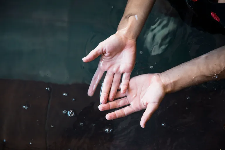 มือแช่น้ำ