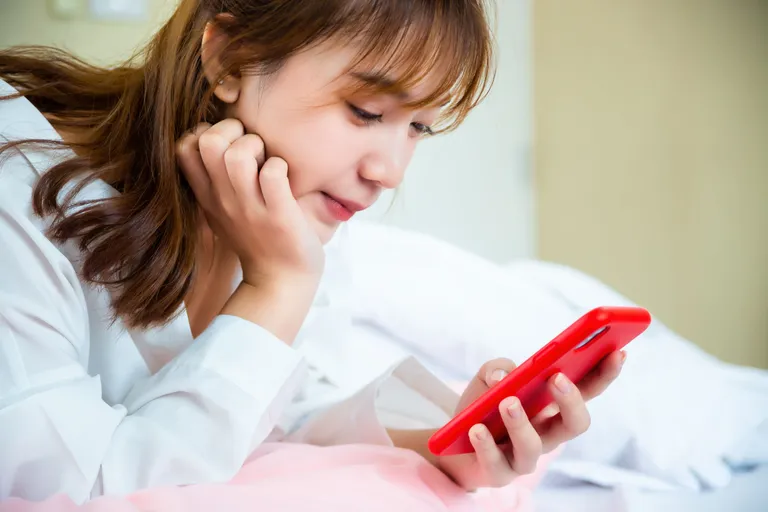 woman-using-smartphone-bed
