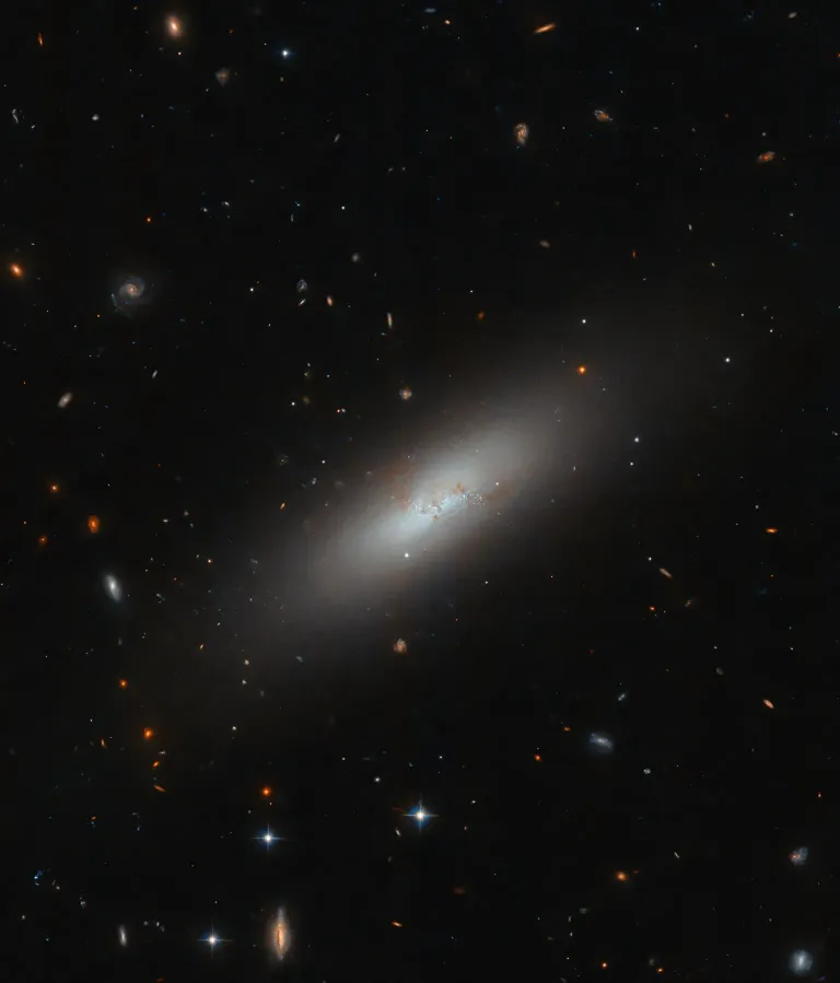 hubble-ic3430-potw2431a ภาพจาก NASA