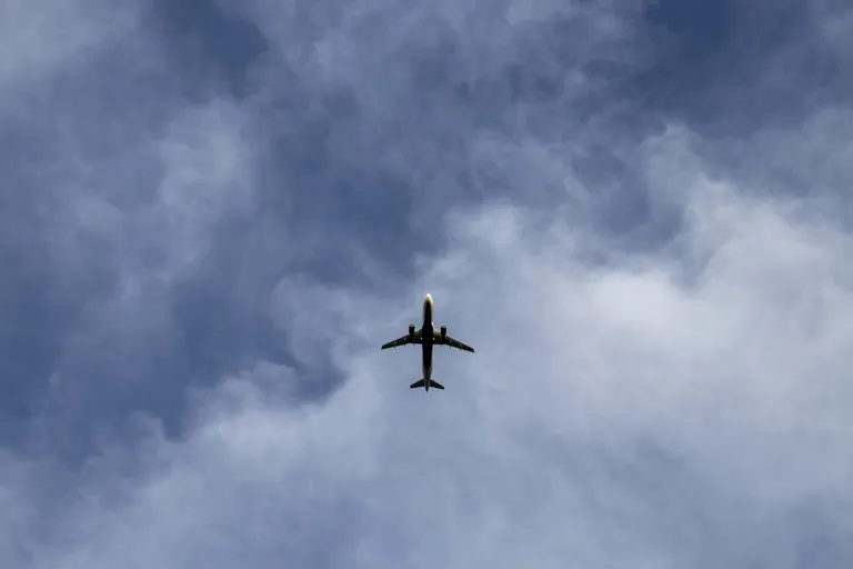 low-angle-shot-airplane-flight