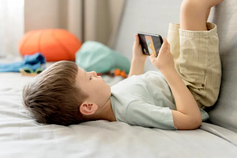 boy-with-smartphone