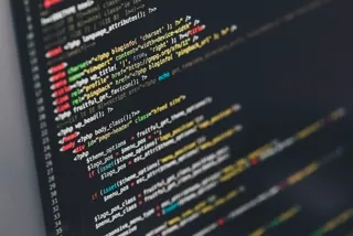แม้ชุดคำสั่งของหน้าเว็บไซต์จะเขียนด้วย HTML แต่หลังบ้านของเว็บไซต์ส่วนใหญ่เป็นภาษา PHP ภาพจาก  Ilya Pavlov