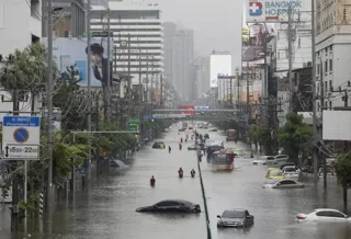 น้ำท่วมกรุงเทพมหานครเมื่อช่วงปลายเดือนกันยายน 2026 : ที่มาภาพ LILLIAN SUWANRUMPHA / AFP