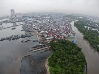 ภาพถ่ายจากโดรนของพื้นที่ชายฝั่งทางเหนือของจาการ์ตา บางส่วนของพื้นที่นี้กำลังทรุดตัวลงประมาณ 7 เซนติเมตรต่อปี ชาบรินาและโคลเวน ภาพจาก The Coversation
