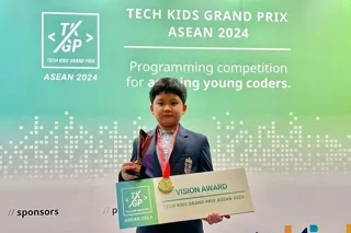 ด.ช.ภูดิศ เจียเจษฎากุล (เพตั้น) รับรางวัล Best Vision Award จากเวที Tech Kids Grand Prix 2024 ที่ประเทศสิงคโปร์