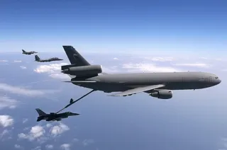 เครื่องบิน KC-10 Extender ขณะกำลังเติมเชื้อเพลิงให้กับเครื่องบิน F-16