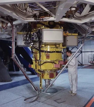ภาพถ่ายอุปกรณ์ FORS1 ซึ่งเป็นอุปกรณ์ตัวเดียวกับ FORS2 ถูกติดตั้งบนกล้องโทรทรรศน์ VLT ที่ช่วยถ่ายภาพและศึกษาดาวแคระขาว WD 0816-310 จนพบร่องรอยของพื้นผิวโลหะบนดาว ภาพจาก ESO