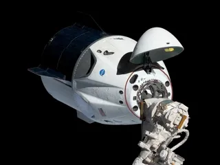 ภาพถ่ายยานอวกาศ Dragon 2 ระหว่างกำลังเทียบเชื่อมต่อกับสถานีอวกาศนานาชาติ