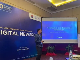 "การสื่อสารมวลชนในฐานะการตรวจสอบแขนงหนึ่ง" โควตจากหนังสือ 'The Element of Journalism' โดย Bill Kovach และ Tom Rosenstiel