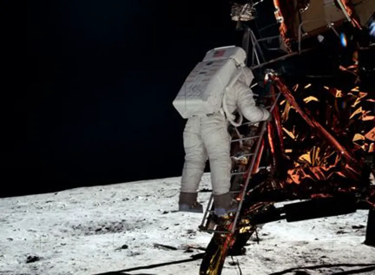 นีล อาร์มสตรอง ก้าวเท้าเหยียบลงบนพื้นผิวของดวงจันทร์ : ภาพจาก NASA