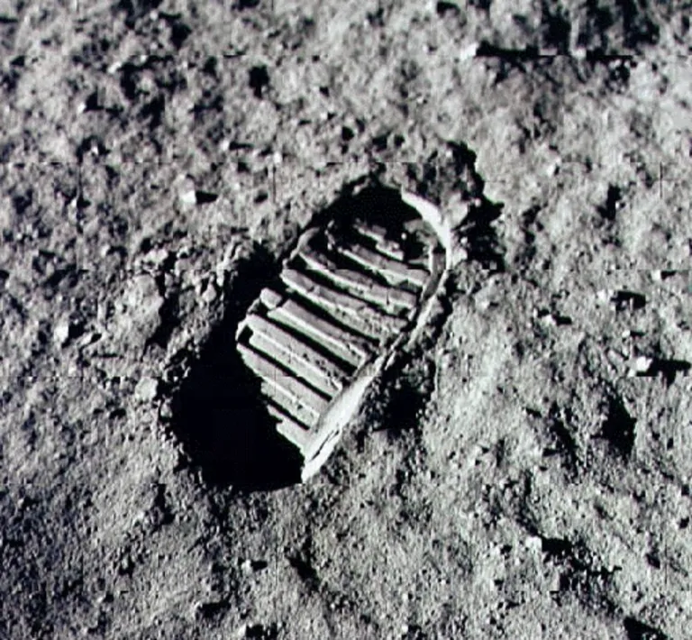 รอยเท้าแรกบนดวงจันทร์ : ภาพจาก NASA
