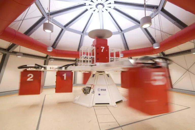 Large Diameter Centrifuge ของ ESA ที่ใช้ประกอบการทดลองจำลองทอดมันฝรั่งทอดในแรงโน้มถ่วงเสมือนที่สูงกว่าบนโลก