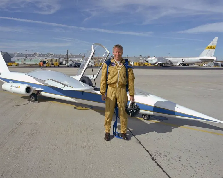 ภาพถ่าย Richard E. Gray นักบินทดสอบกับเครื่องบิน NASA AD-1