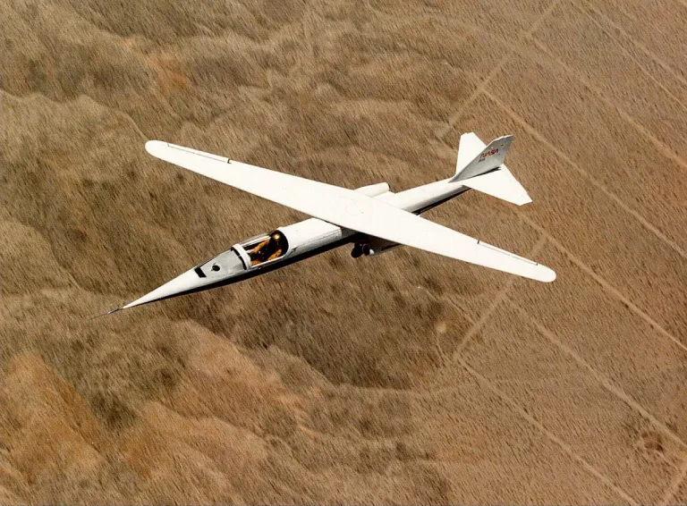 ภาพถ่ายระหว่างการทดสอบการบิน NASA AD-1 เครื่องบิน Oblique Wing ที่สามารถปรับปีกเฉียงได้จริง