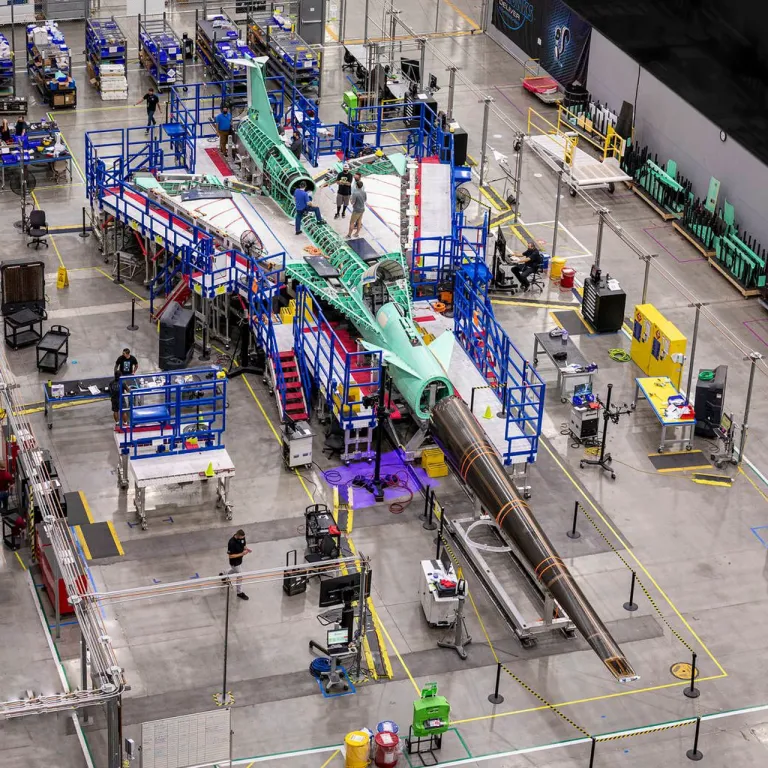 ภาพการประกอบเครื่องบิน X-59 QueSST ภายในอาคารประกอบอากาศยานของ Skunk Work