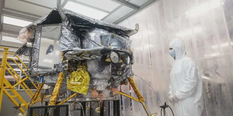 ภาพถ่ายยาน Peregrine ระหว่างการติดตั้งสัมภาระต่าง ๆ เช่น หุ่นยนต์ IRIS Rover ของ CMU