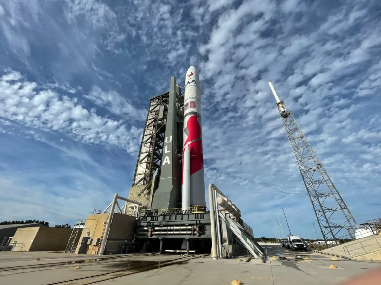 ภาพถ่ายจรวด Vulcan Centaur บนฐานปล่อยจรวด
