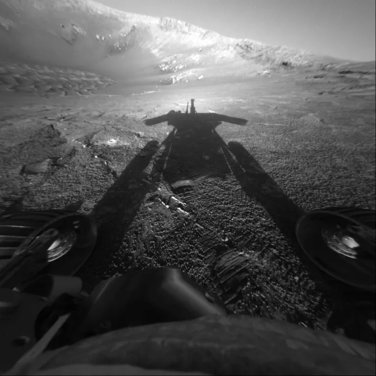 ภาพถ่ายเงาของ Opportunity จากกล้องนำทางของหุ่นยนต์