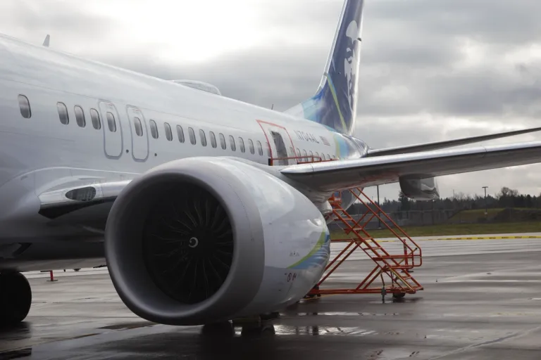 ภาพการตรวจสอบเครื่องบิน Boeing 737-MAX-9 ลำที่เกิดอุบัติเหตุผนังปิดช่องประตูหลุดกลางอากาศของสายการบิน Alsaka Airlines ภาพจาก NTSB