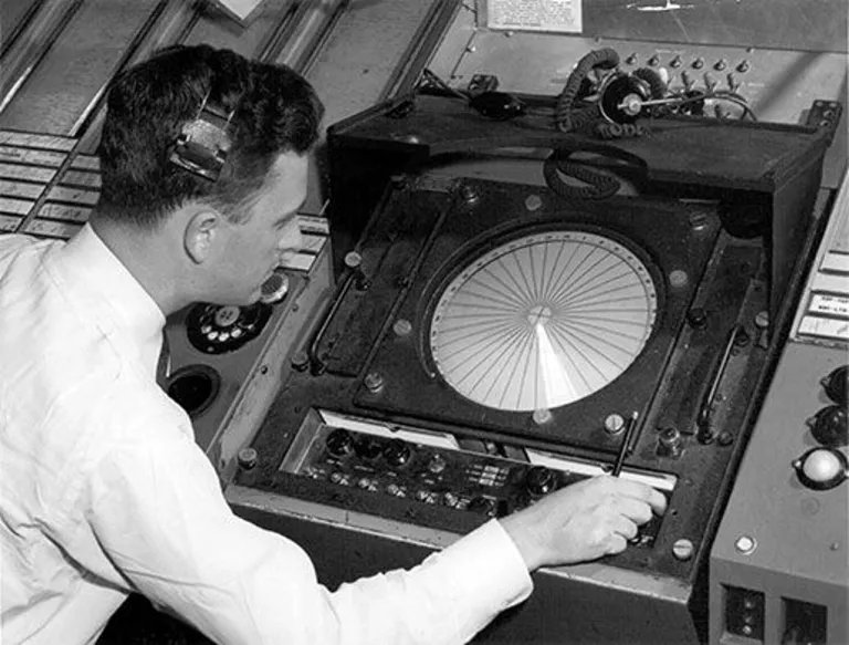 ภาพแสดงเรดาร์ของเจ้าหน้าที่ควบคุมการจราจรทางอากาศในยุค 1950