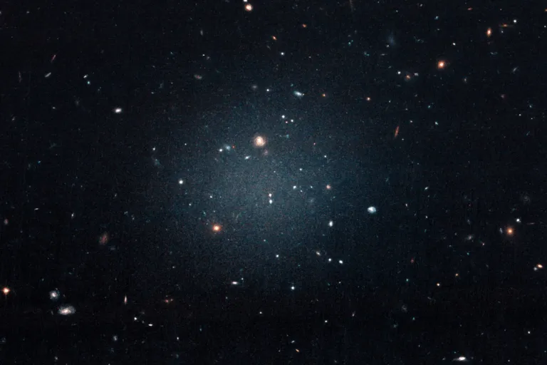 กล้องโทรทรรศน์อวกาศฮับเบิลถ่ายภาพกาแลกซี่ NGC 1052-DF2 มีปริมาณสสารมืดมากกว่าที่ตรวจวัดได้ 400 เท่า ภาพจาก NASA