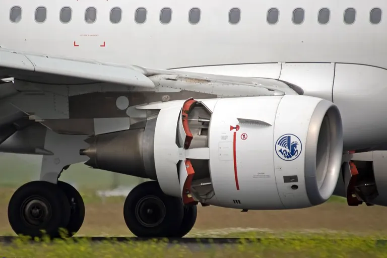 ระบบ Thrust Reverser ซึ่งใช้เครื่องยนต์ในการช่วยเบรกเครื่องบิน