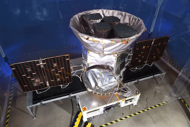 ภาพถ่ายกล้องโทรทรรศน์ TESS ขณะประกอบ
