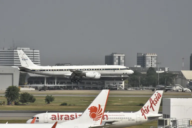 ภาพถ่ายเครื่องบิน DC-8 ขณะบินโฉบเหนือรันเวย์สนามบินดอนเมือง ระหว่างปฏิบัติภารกิจ ASIA-AQ ภาพถ่ายโดย จิรสิน อัศวกุล