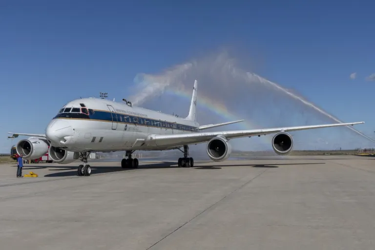 ภาพถ่ายเครื่องบิน DC-8 ได้รับการต้อนรับกลับบ้านที่ศูนย์วิจัยอาร์มสตรองของ NASA
