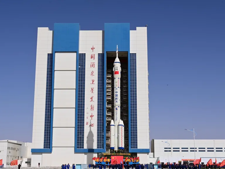 ยานอวกาศที่มีมนุษย์ควบคุมเสินโจว-18 (Shenzhou-18) ภาพจากซินหัว